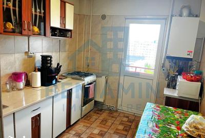 Apartament cu 3 camere decomandat în Astra
