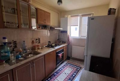 Apartament cu 4 camere semidecomandat în Tractorul - 4