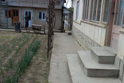 Casă cu 5 camere cu Teren 1200 Mp în Central - 1