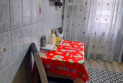 Inchiriez apartament 3 camere Independentei Petrosani ,etaj 1
