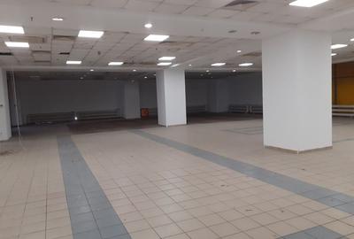 Spațiu comercial, 2000 mp în P-ța Unirii