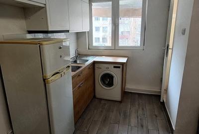 Garsonieră semidecomandată în Apărătorii Patriei