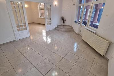 Inchiriez spatiu bun pentru birouri, salon, cabinet etc. intr-o vila sector 4 - 5