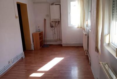 Apartament cu 2 camere decomandat în Calarași 4 - 8