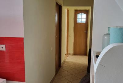 Malu Rosu ,se vine apartament cu trei camere ,pret  83000 euro - 2