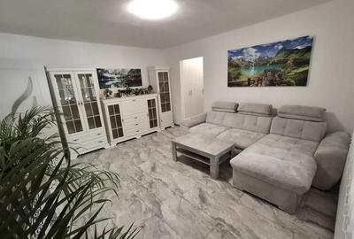 Vind apartament cu 2 camere .