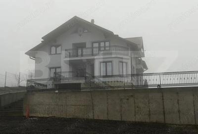 Casă cu 7 camere cu Teren 1800 Mp în Central - 3