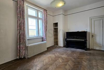 Apartament cu 4 camere semidecomandat în Cișmigiu