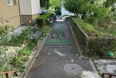 Apartament cu 3 camere decomandat în Petrișor