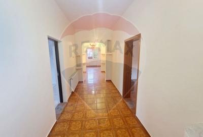 Casă individuală cu 8 camere cu Teren 536 Mp în 1 Mai - 9