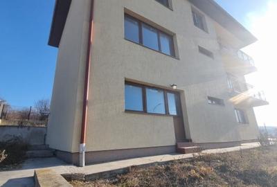 Casă individuală cu 6 camere cu Canalizare în Iris