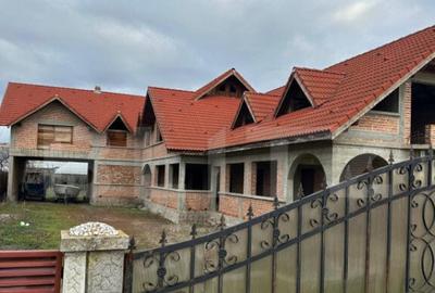 Casa de vanzare la rosu, 10 camere, 246,50 mp, zona Exterior - 2