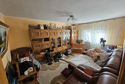 Apartament cu 3 camere decomandat, mobilat în Nicolina