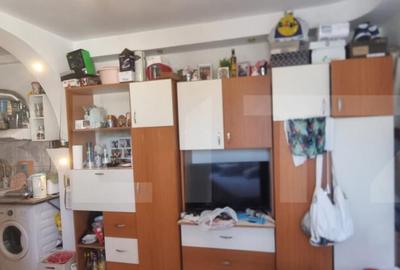 Garsoniera cu baie si geam mare - scara foarte ingrijita - 11