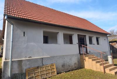 Casă cu 2 camere cu Canalizare în Toc