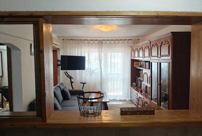 Apartament cu 3 camere semidecomandat în Central