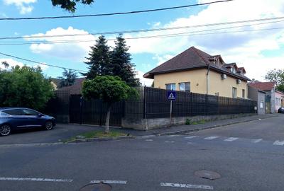 Casă cu 5 camere în Central