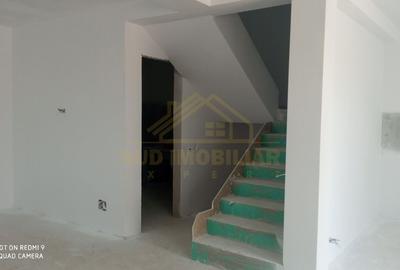 Duplex cu 7 camere cu Canalizare în Central - 8