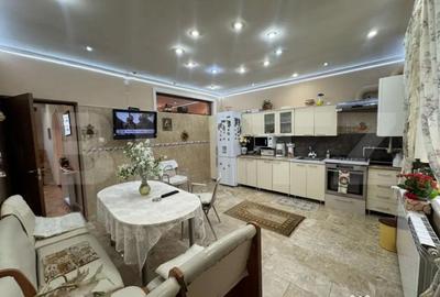 Casă cu 9 camere cu Teren 303 Mp în Central - 16