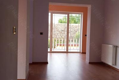 Casă cu 6 camere cu Teren 2255 Mp în Cenad - 1