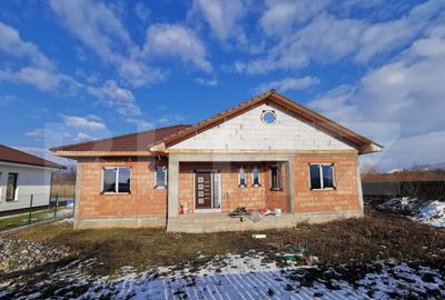 Casa la rosu 3 dormitoare, 145 mp, 750 mp teren, zona Unirea - 1