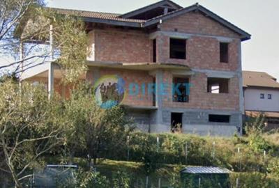 Casă cu 8 camere cu Teren 900 Mp în Central - 2