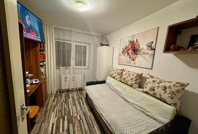 Apartament cu 3 camere decomandat în Tractorul - 1