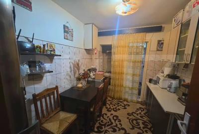 Apartament cu 3 camere decomandat, mobilat în Micro 4 - 6