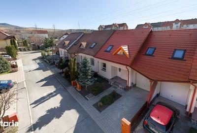 Casă cu 4 camere cu Teren 10 Mp în Central - 1