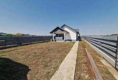 Casă cu 3 camere cu Canalizare în Domnești - 1