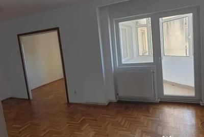 Apartament cu 4 camere decomandat în Republicii - 2