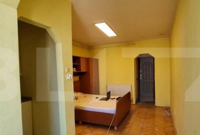 Garsoniera, zona Ostrovului et.4/4 - 2