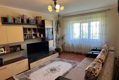 Apartament cu 3 camere decomandat în Rovine