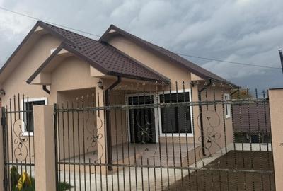 Casă individuală cu 3 camere cu Canalizare în Central - 1