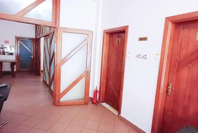 Spațiu comercial, de 250 mp, în Central - 4