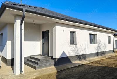 Casă cu 3 camere în Lazuri - 1