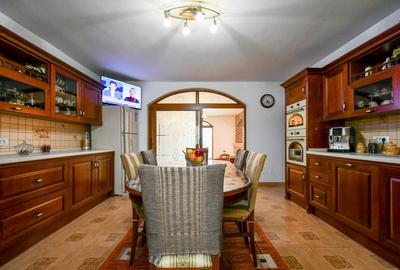 Casă individuală cu 6 camere cu Canalizare în CET - 10