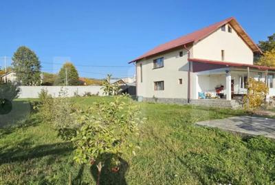 Casă cu 5 camere cu Teren 1300 Mp în Valea