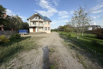 Casă cu 4 camere cu Teren 2760 Mp în Central - 2
