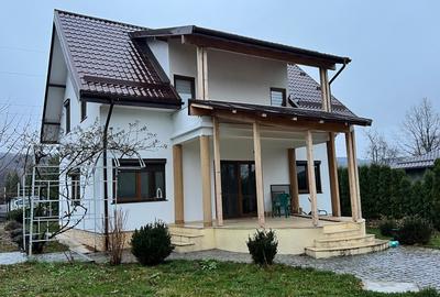Casă cu 4 camere în Curtea de Argeș