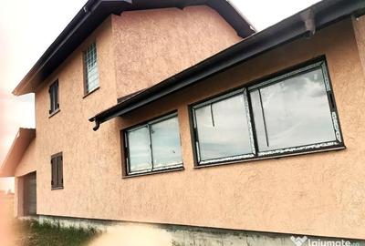 Casă cu 4 camere cu Teren 3960 Mp în Est - 3
