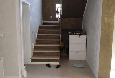 Casă cu 4 camere în Central