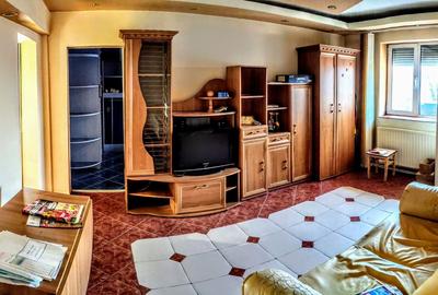 Apartament cu 3 camere, mobilat în Sud