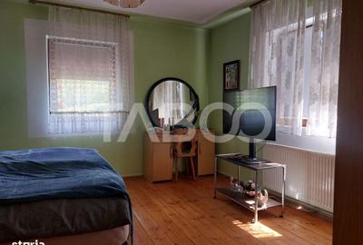Casă cu 3 camere decomandat în Prislop