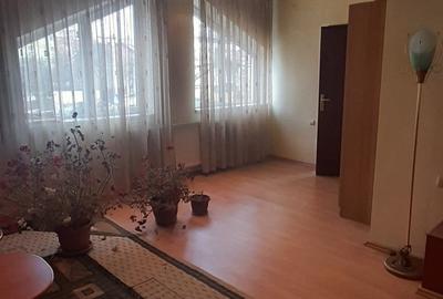 Casă cu 4 camere în Noua - 7