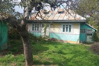 Casă cu 2 camere cu Teren 2500 Mp în Central