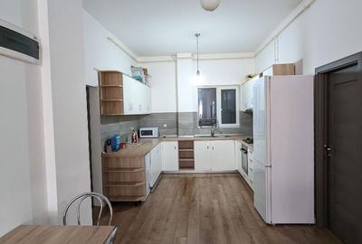 Apartament cu 3 camere semidecomandat în Central