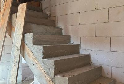 Vand casa la rosu cu tamplarie PVC - 7