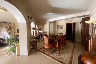 Casă cu 4 camere cu Teren 1500 Mp în Central