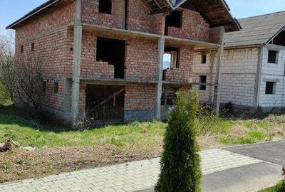 Casă cu 4 camere cu Teren 300 Mp în Central - 2